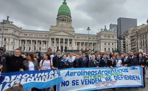 Protesta-frente-al-Congreso-por-la-privatizacion-de-Aerolineas-Argentinas-480x296