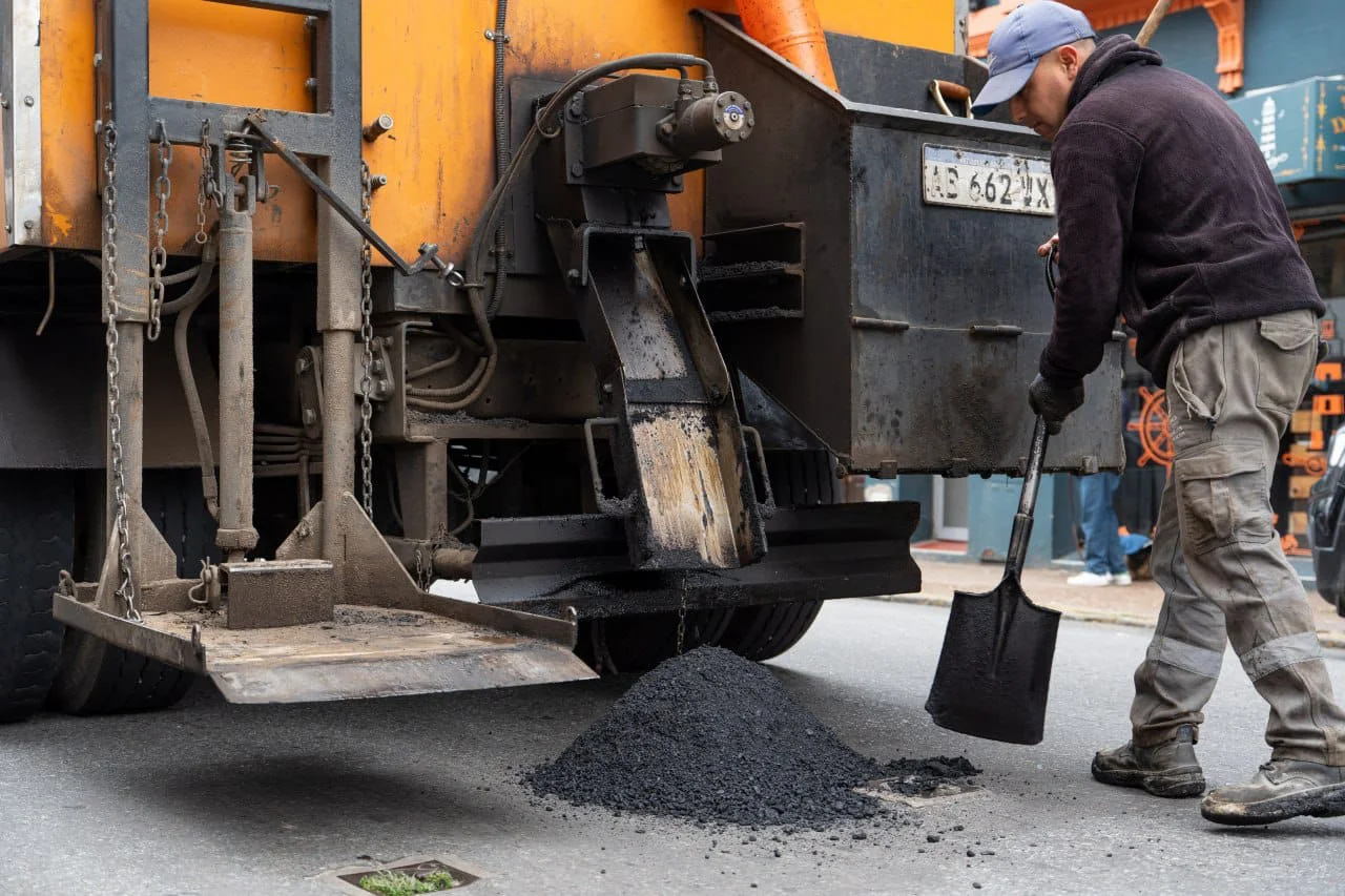 LA COMUNA CONTINÚA INTENSIFICANDO LOS TRABAJOS DE BACHEO EN HORMIGÓN Y CARPETA ASFÁLTICA A TRAVÉS DEL PLAN MUNICIPAL 2026 2