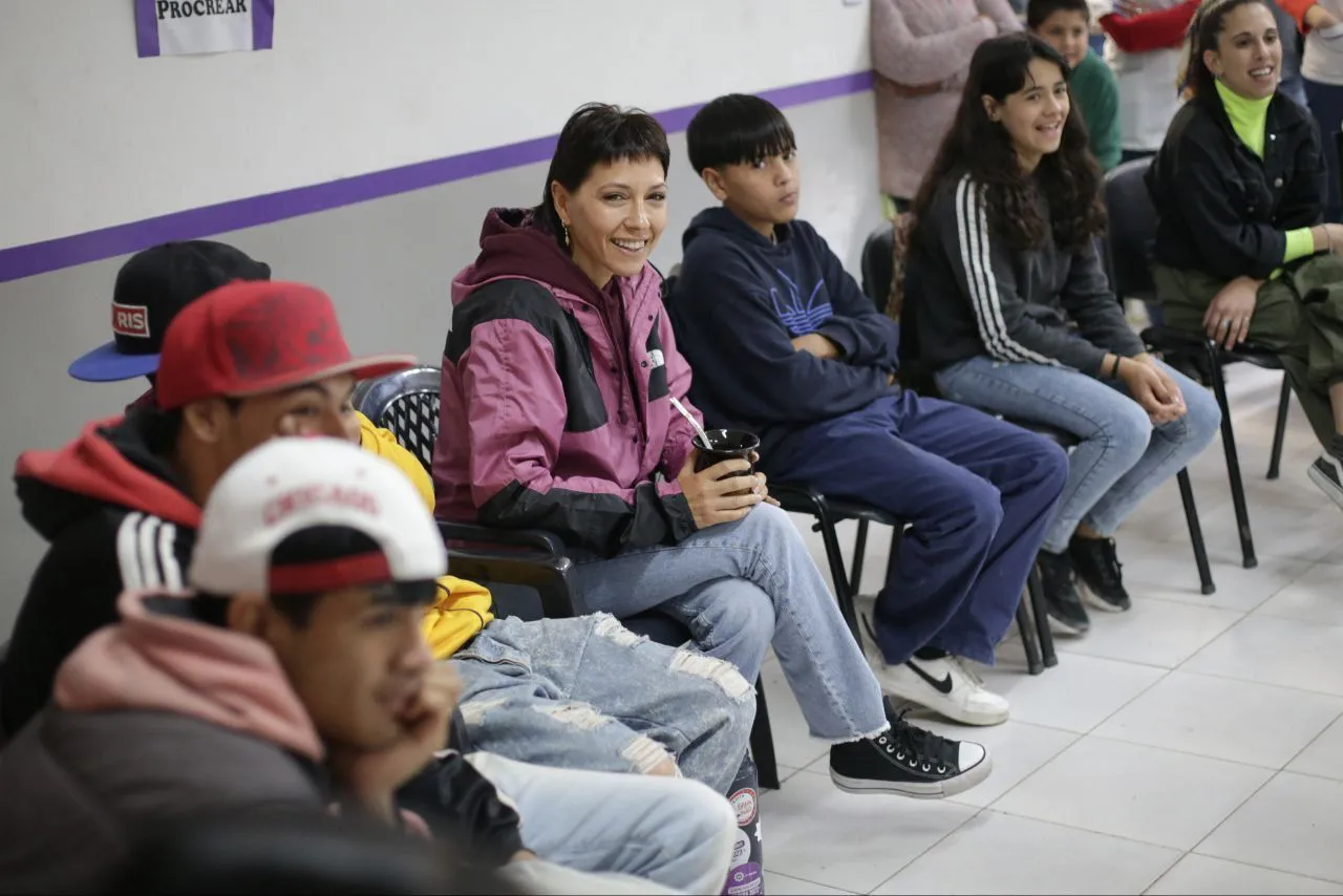MAYRA CON JÓVENES DEL PROGRAMA ENVIÓN 1