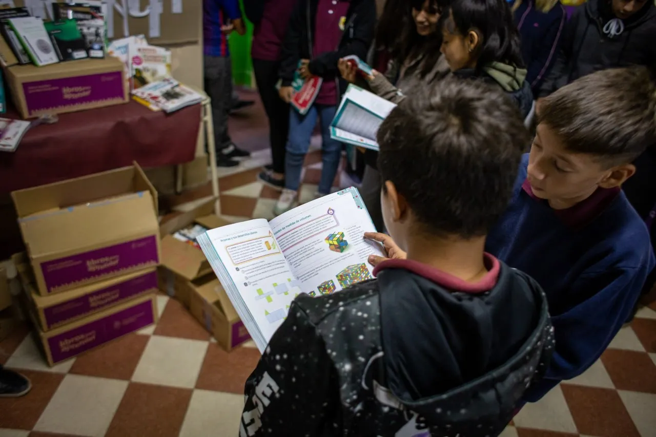 SE ENTREGARON LIBROS DE TEXTO EDUCATIVOS A ALUMNOS 1º, 2º Y 3º AÑO DE LA EES Nº 30 2
