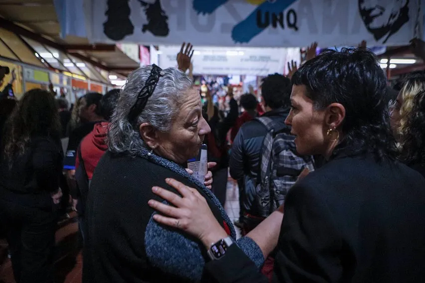 Estuvimos en la @unq_oficial acompañando a los estudiantes universitarios agredidos por militantes libertarios, en el marco de la asamblea convocada esta tarde en defensa de la educación universitaria. El ataqu (3)