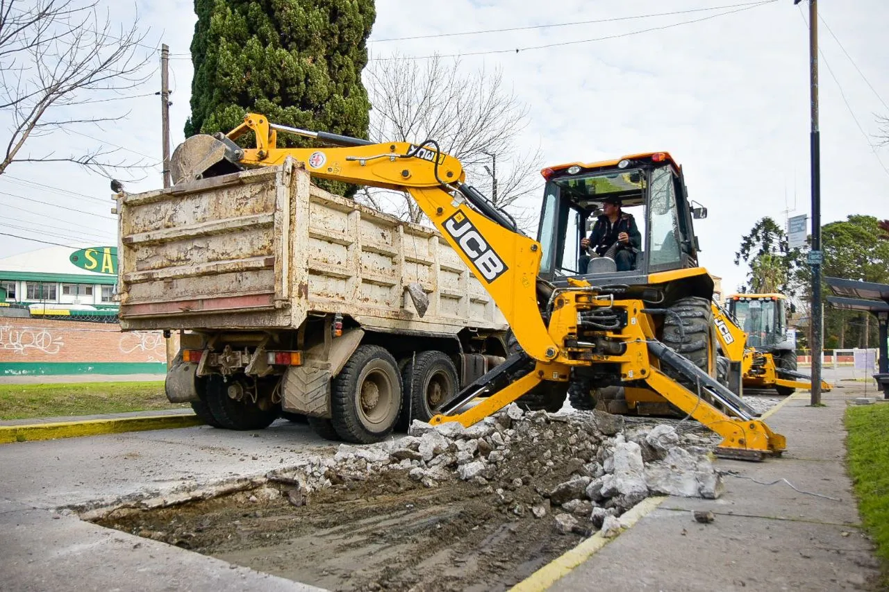 AVANZA SIN PAUSA EL PLAN MUNICIPAL DE BACHEO 2024 EN TODOS LOS BARRIOS DEL DISTRITO (4)