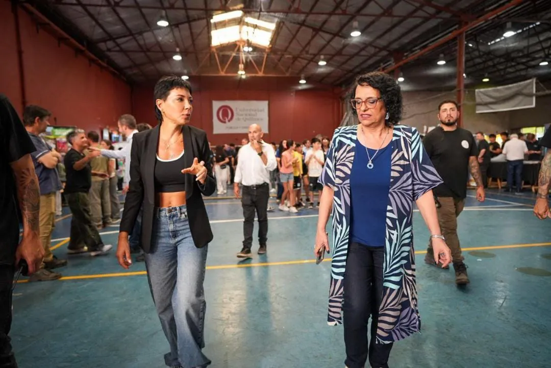 MAYRA DIALOGÓ CON ESTUDIANTES QUE FINALIZAN ESTUDIOS PRIMARIOS Y SECUNDARIOS QUE PARTICIPARON EN LA 5ª “EXPO QUILMES EDUCA” EN LA UNQ (3)