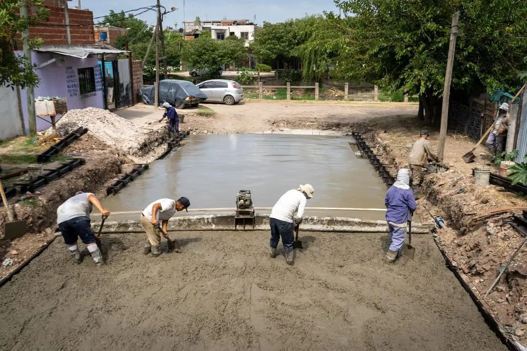 AVANZAN LAS OBRAS DE PAVIMENTO EN EL BARRIO LA PRIMAVERA Y KOLYNOS DE QUILMES OESTE 3
