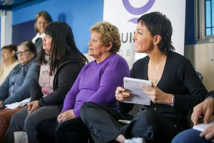 MAYRA DIALOGÓ CON VECINOS EN EL ENCUENTRO “MATE Y DEBATE” EN LA SOCIEDAD DE FOMENTO 2 AVENIDAS (3)