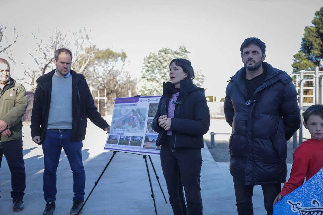 FUNCIONARIOS MUNICIPALES SUPERVISARON EL PROGRESO DE UNA OBRA PARA LA RECREACIÓN Y EL DEPORTE EN EL PARQUE DE LA CIUDAD 2