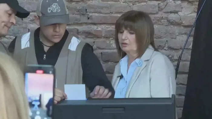 patricia-bullrich-fue-a-votar-y-la-m-quina-de-bole-patricia-bullrich-fue-a-votar-y-la-m-quina-de-bol-700x394