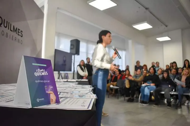MAYRA ENTREGÓ MÁS DE 45 CERTIFICADOS DE HABILITACIÓN A COMERCIOS E INDUSTRIAS DEL OESTE DEL DISTRITO (2)