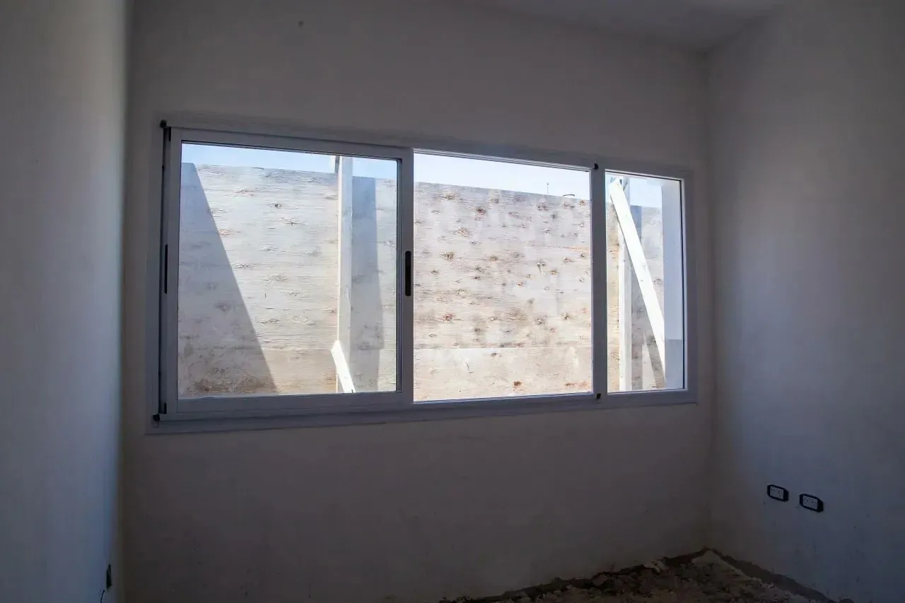 AVANZA LA CONSTRUCCIÓN DE LAS NUEVAS DEPENDENCIAS EN LA EES Nº 57 DE SOLANO 3