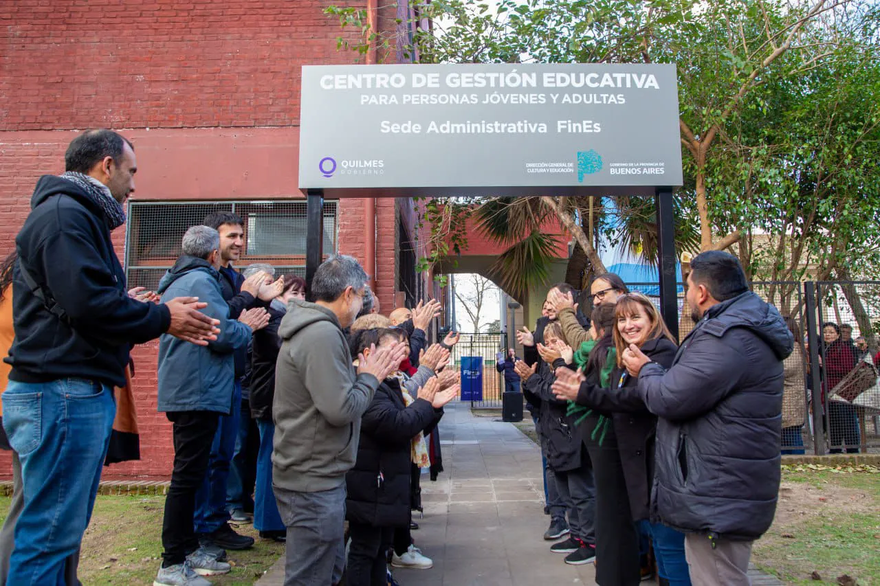 FUNCIONARIOS MUNICIPALES INAUGURARON EL CENTRO DE GESTIÓN EDUCATIVA PARA PERSONAS JÓVENES Y ADULTAS EN QUILMES (4)