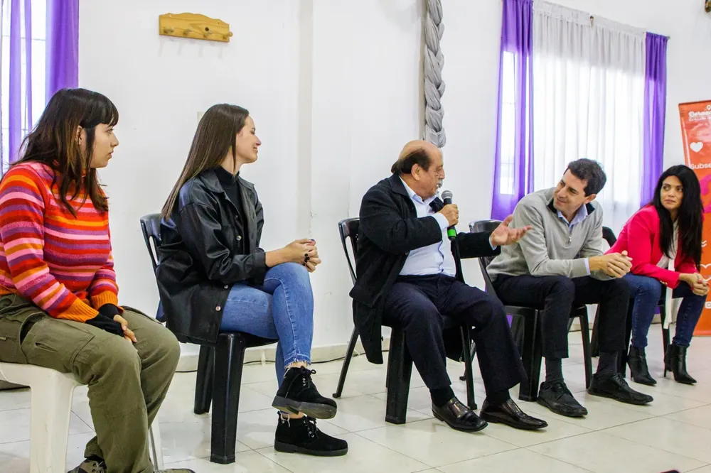 MUSSI Y WADO DE PEDRO EN UN ENCUENTRO CON LAS JUVENTUDES DE BERAZATEGUI1