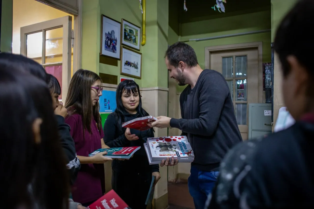 SE ENTREGARON LIBROS DE TEXTO EDUCATIVOS A ALUMNOS 1º, 2º Y 3º AÑO DE LA EES Nº 30 1