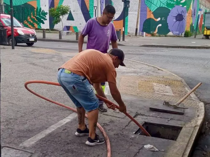 CONTINÚAN LOS OPERATIVOS DE LIMPIEZA DE LOS ARROYOS Y DE DESOBSTRUCCIÓN DE SUMIDEROS EN LA ZONA OESTE DEL DISTRITO 2 (1)