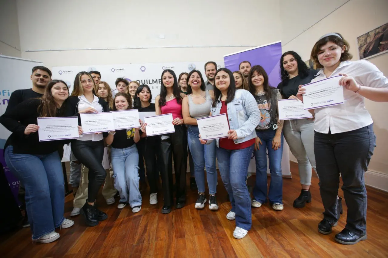 SE REALIZÓ LA ENTREGA DE DIPLOMAS A ESTUDIANTES DE LA EEST Nº 5 REINO DE ESPAÑA 1