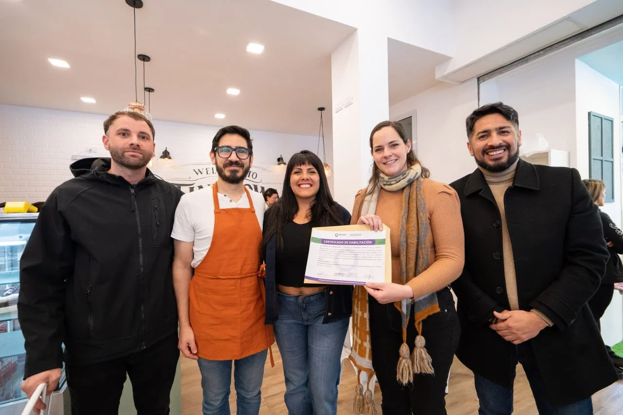 EL MUNICIPIO ENTREGÓ EL CERTIFICADO DE HABILITACIÓN GRATUITO A UNA CAFETERÍA TEMÁTICA EN EL MARCO DE LA NUEVA ORDENANZA 1