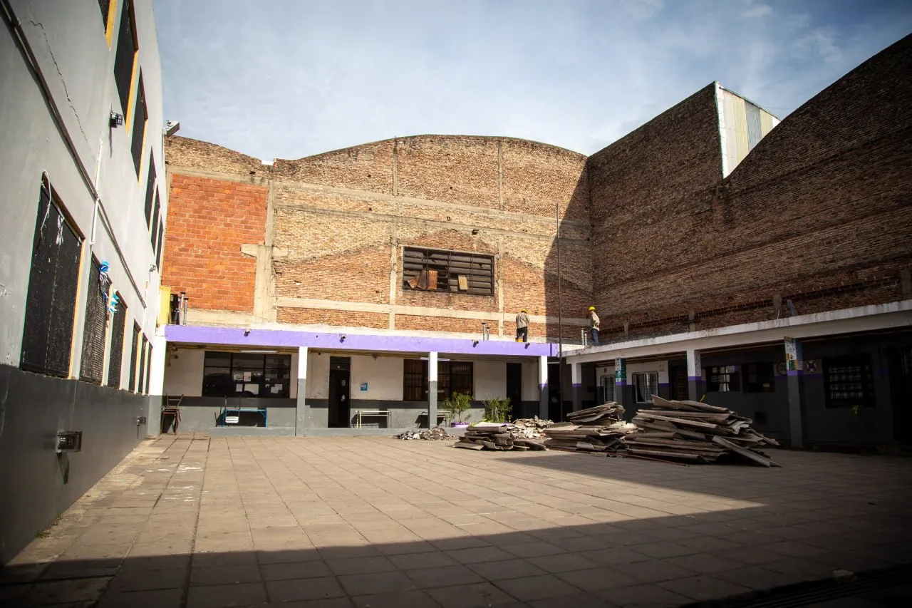 EL MUNICIPIO CONTINÚA REFACCIONANDO ESCUELAS PÚBLICAS DE QUILMES (1)