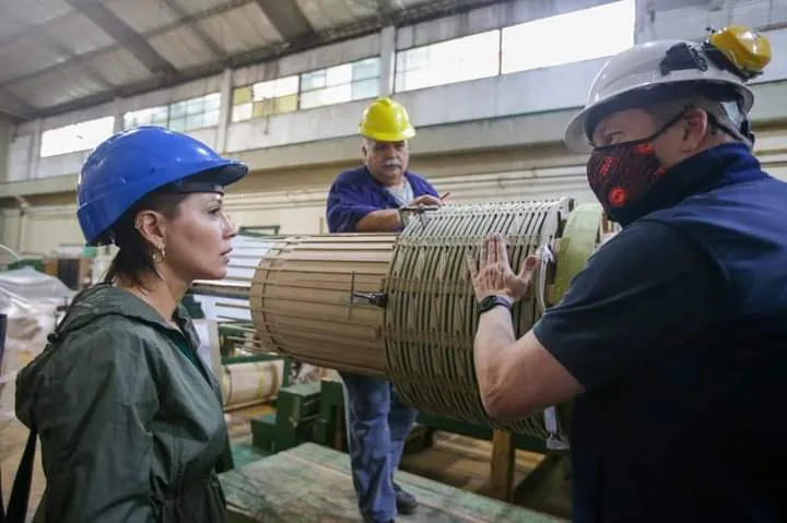 MAYRA RECORRIÓ LA FÁBRICA FARADAY DONDE DIALOGÓ CON AUTORIDADES Y TRABAJADORES 3
