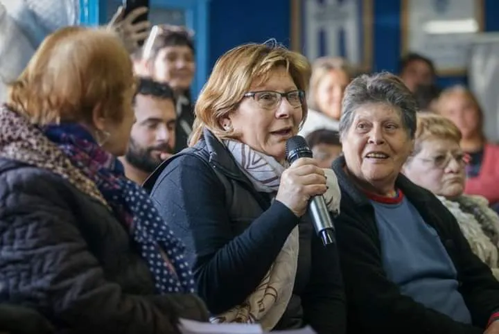 MAYRA DIALOGÓ CON VECINOS EN EL ENCUENTRO “MATE Y DEBATE” EN LA SOCIEDAD DE FOMENTO 2 AVENIDAS (1)
