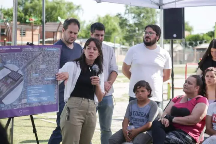 FUNCIONARIOS MUNICIPALES ANUNCIARON LAS OBRAS DE UN NUEVO POLIDEPORTIVO Y DE ASFALTOS EN EL BARRIO KOLYNOS DE QUILMES OESTE (4)