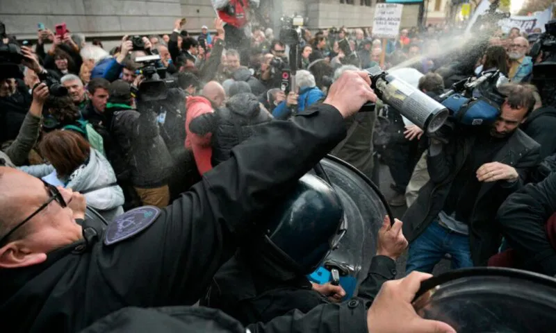 La-policia-federal-reprimio-a-los-jubliados-cuando-marchaban-en-contra-del-veto-de-Milei-800x480