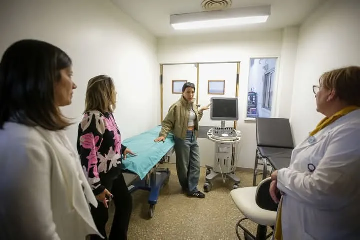 MAYRA ENCABEZÓ LA ENTREGA DE UN SILLÓN DE PARTOS PARA EL HOSPITAL “DR. EDUARDO OLLER” DE SOLANO Y RECORRIÓ LAS SALAS (4)