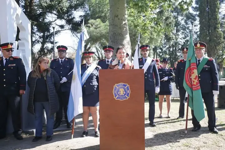 MAYRA JUNTO A LOS BOMBEROS VOLUNTARIOS EN SU DÍA 2