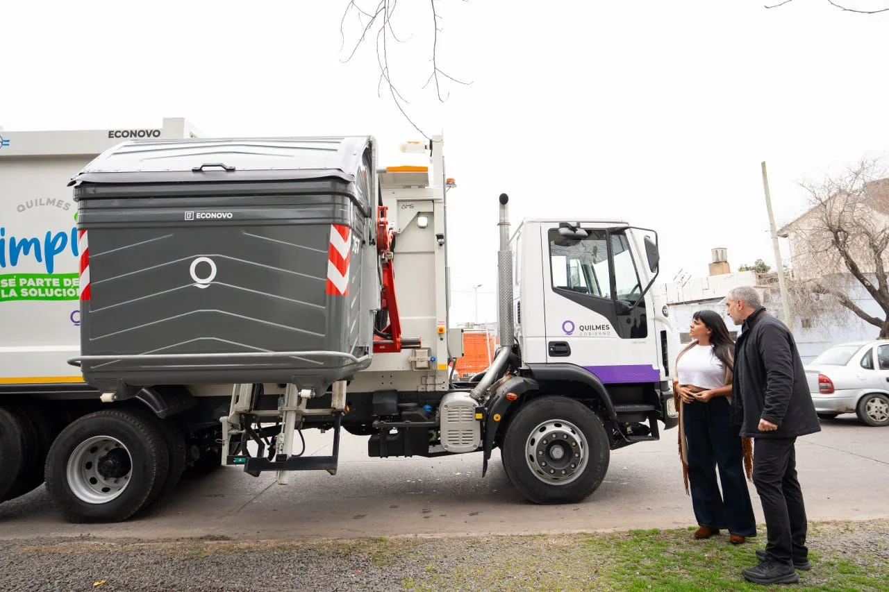EL MUNICIPIO DE QUILMES SUMÓ UN NUEVO CAMIÓN DE CARGA LATERAL E INICIÓ EL PLAN DE CONTENERIZACIÓN EN EZPELETA 4