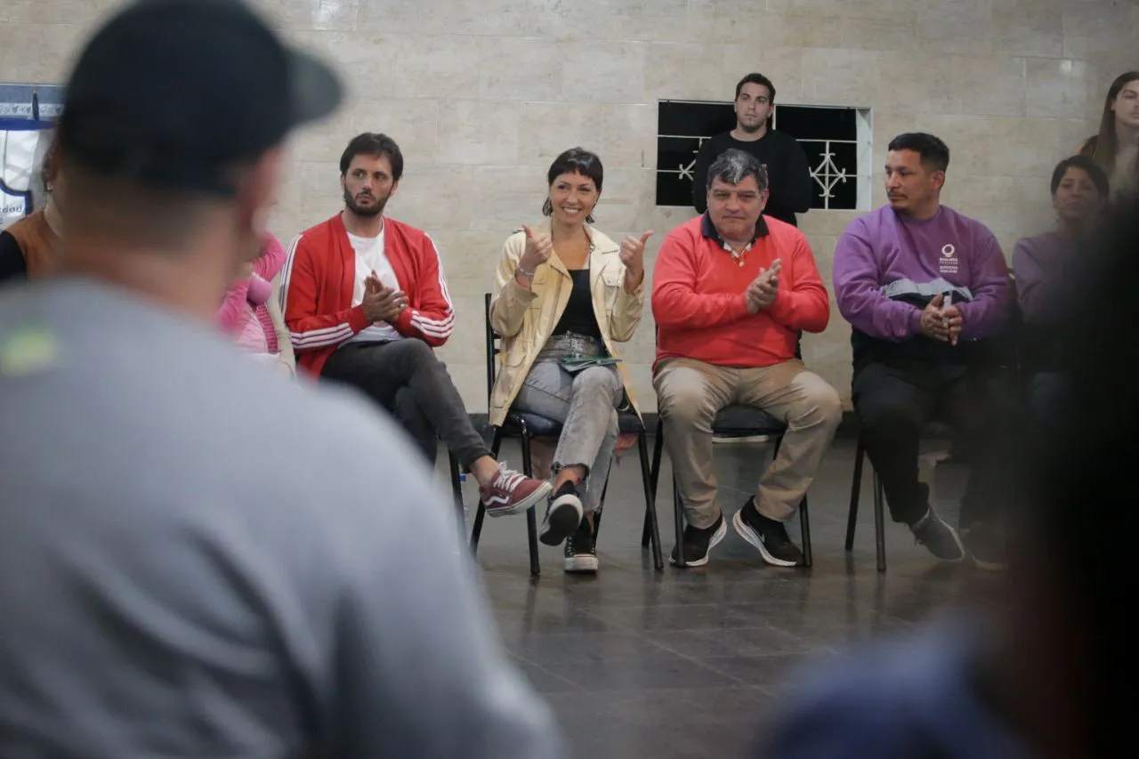 MAYRA VISITÓ LA SOCIEDAD DE FOMENTO 1º DE MAYO Y SE REUNIÓ CON VECINOS Y COMERCIANTES DEL BARRIO IAPI 3