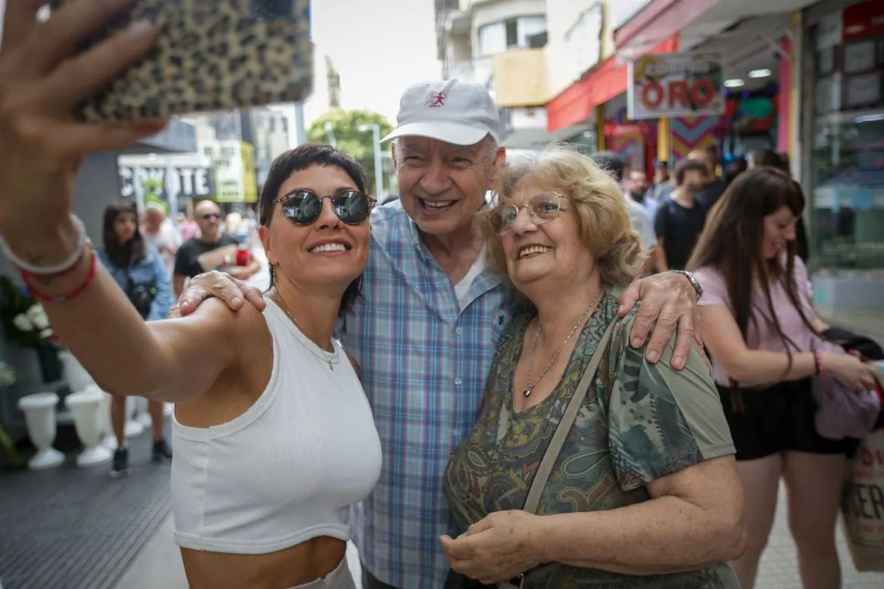 MAYRA DESTACÓ LA RENOVACIÓN DE LA PEATONAL RIVADAVIA Y CONVERSÓ CON COMERCIANTES Y VECINOS (4)