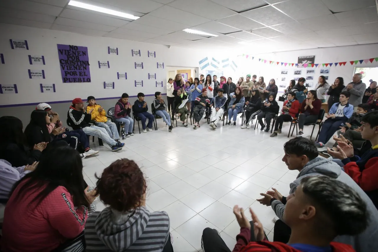 MAYRA CON JÓVENES DEL PROGRAMA ENVIÓN 3