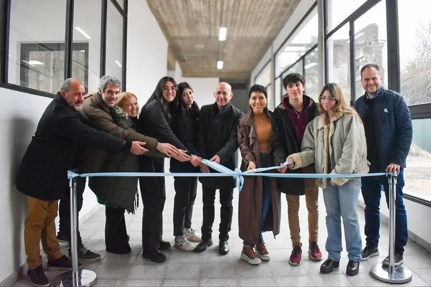 MAYRA INAUGURÓ NUEVAS AULAS Y UNA BIBLIOTECA EN EL ISFDT Nº 24 “BERNARDO HOUSSAY” DE BERNAL 1