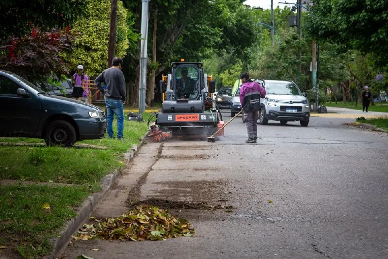 SE PUSIERON EN FUNCIONAMIENTO LAS NUEVAS BARREDORAS CON UN OPERATIVO INTEGRAL DE LIMPIEZA EN EL BARRIO LA COLONIA  (4)