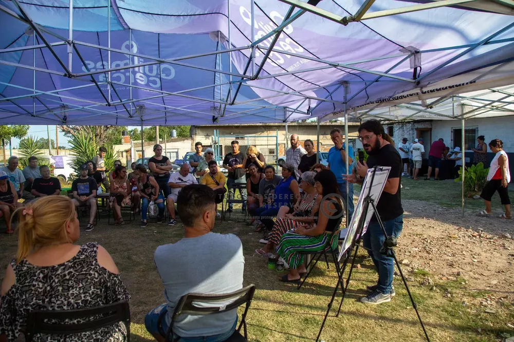 REUNIÓN CON VECINOS DE BERNAL OESTE POR LA REPAVIMENTACIÓN DE ZAPIOLA (1)
