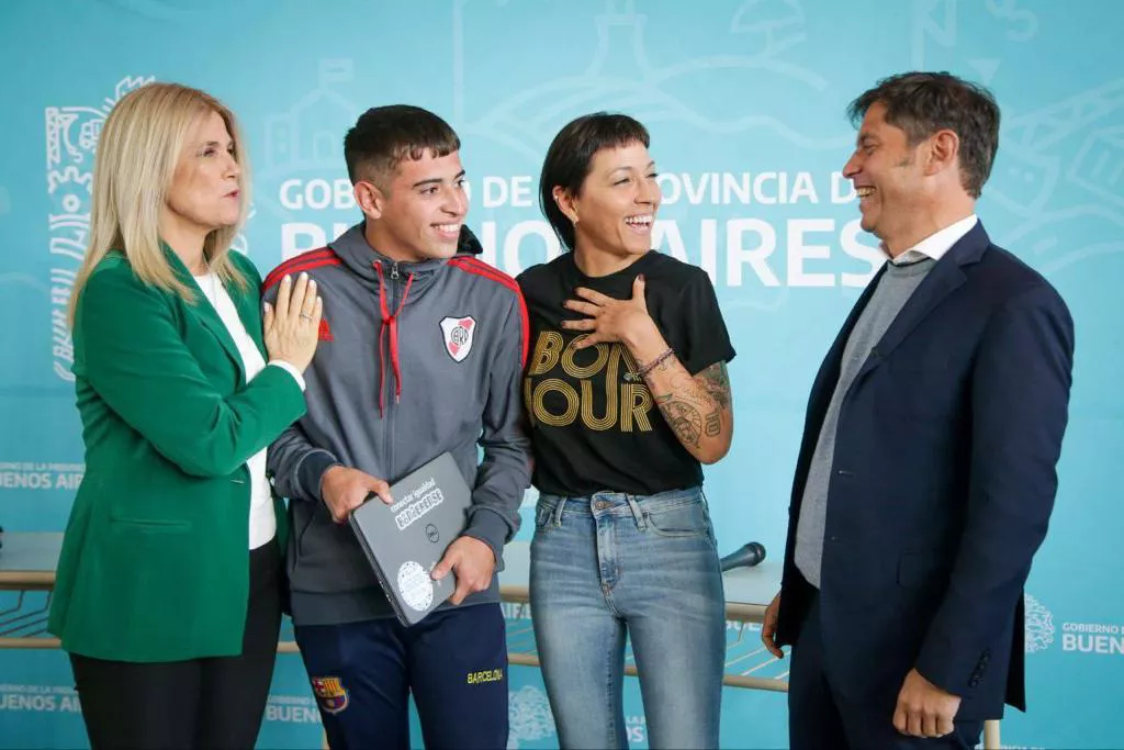 MAYRA MENDOZA Y EL GOBERNADOR KICILLOF ENTREGARON NETBOOKS A ESTUDIANTES DE QUILMES 1
