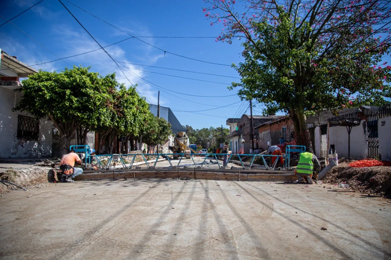 AVANZA LA PAVIMENTACIÓN DE LAS CALLES QUE FUNCIONARON COMO DESVÍOS EN LAS OBRAS DE LA AVENIDA SAN MARTÍN 3