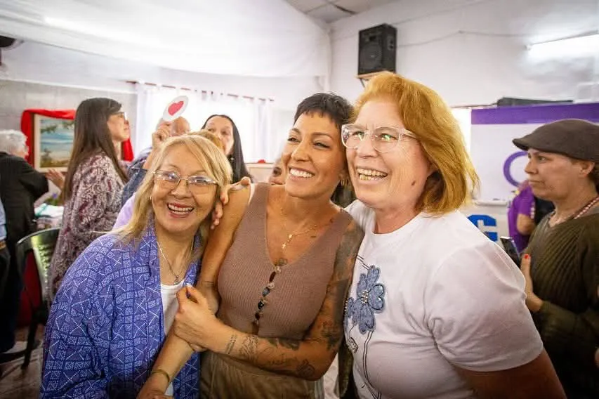 MAYRA SE REUNIÓ CON PERSONAS MAYORES EN EL CENTRO DE JUBILADOS “SANTA MARÍA” DE BERNAL OESTE 4