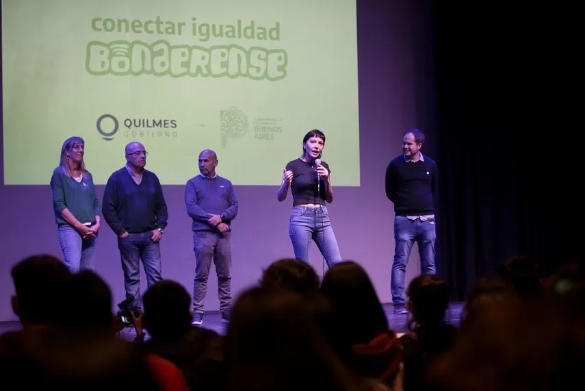 MAYRA-ENTREGÓ-190-NETBOOKS-A-JÓVENES-DE-ESCUELAS-SECUNDARIAS-DE-QUILMES-Y-RECORRIÓ-EL-JARDÍN-MUNICIP (3)
