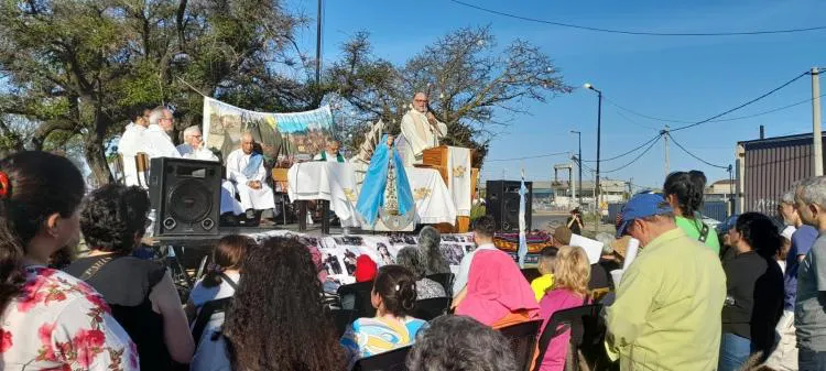 quilmes-conmemoro-la-llegada-de-la-virgen-de-lujan-a-la-rotonda-de-pasco-okCs