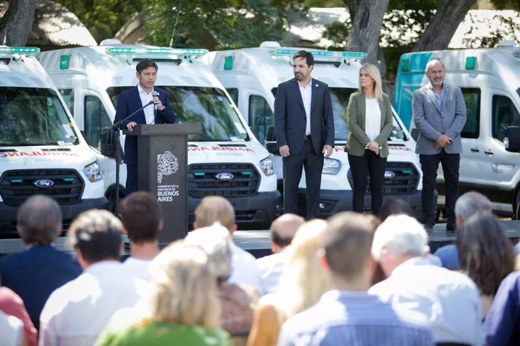 MAYRA Y KICILLOF EN LA ENTREGA DE AMBULANCIAS 4