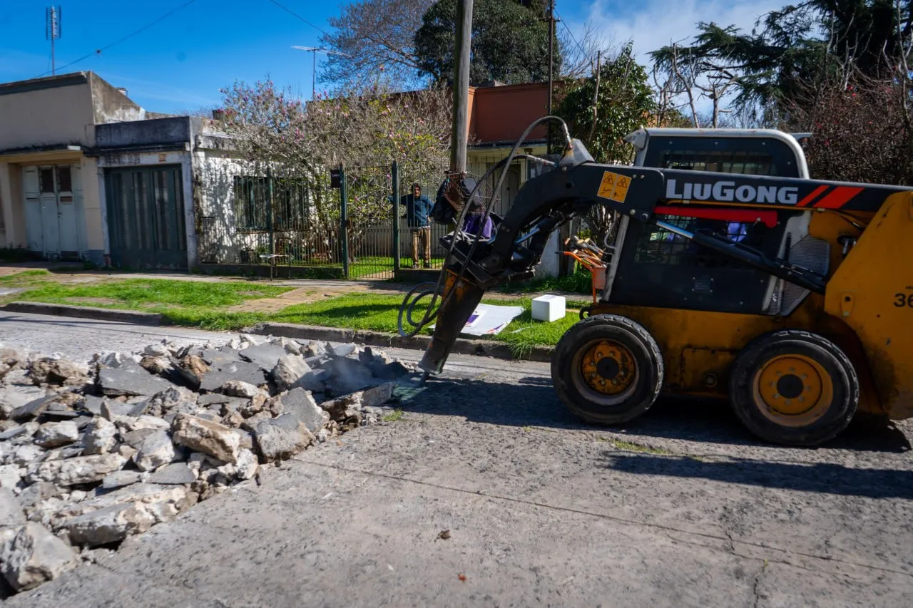 EL MUNICIPIO LLEVA ADELANTE OBRAS DE BACHEO EN QUILMES CENTRO, OESTE, EZPELETA Y BERNAL (1)