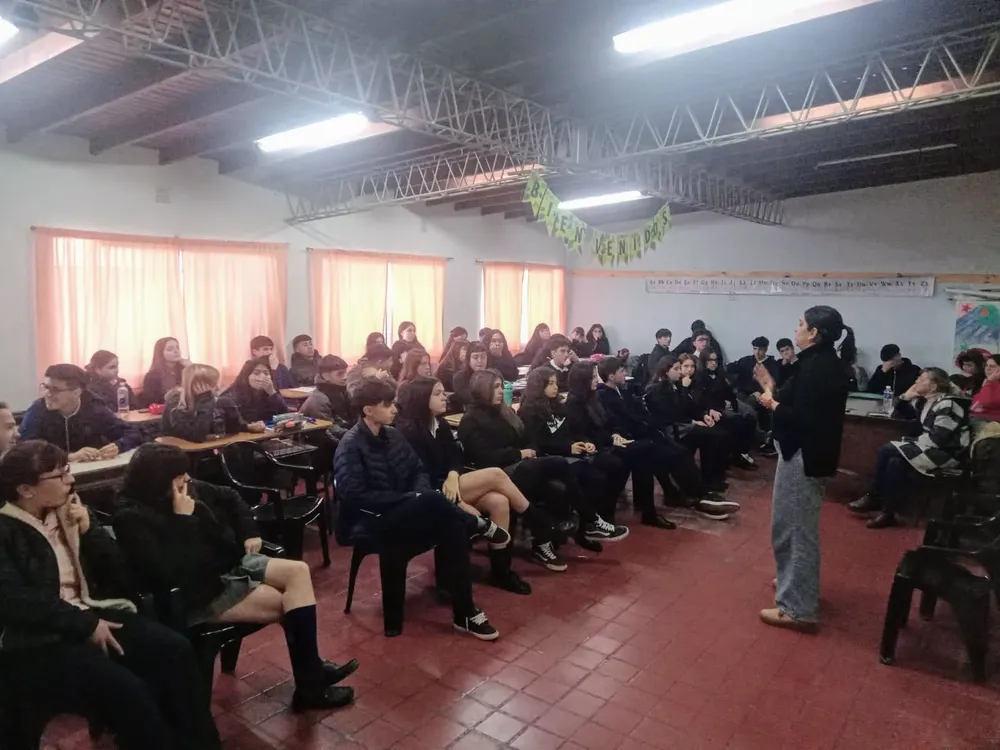 cahrla-direccion-mujer-colegio-Juan-Anchorenal-3-5