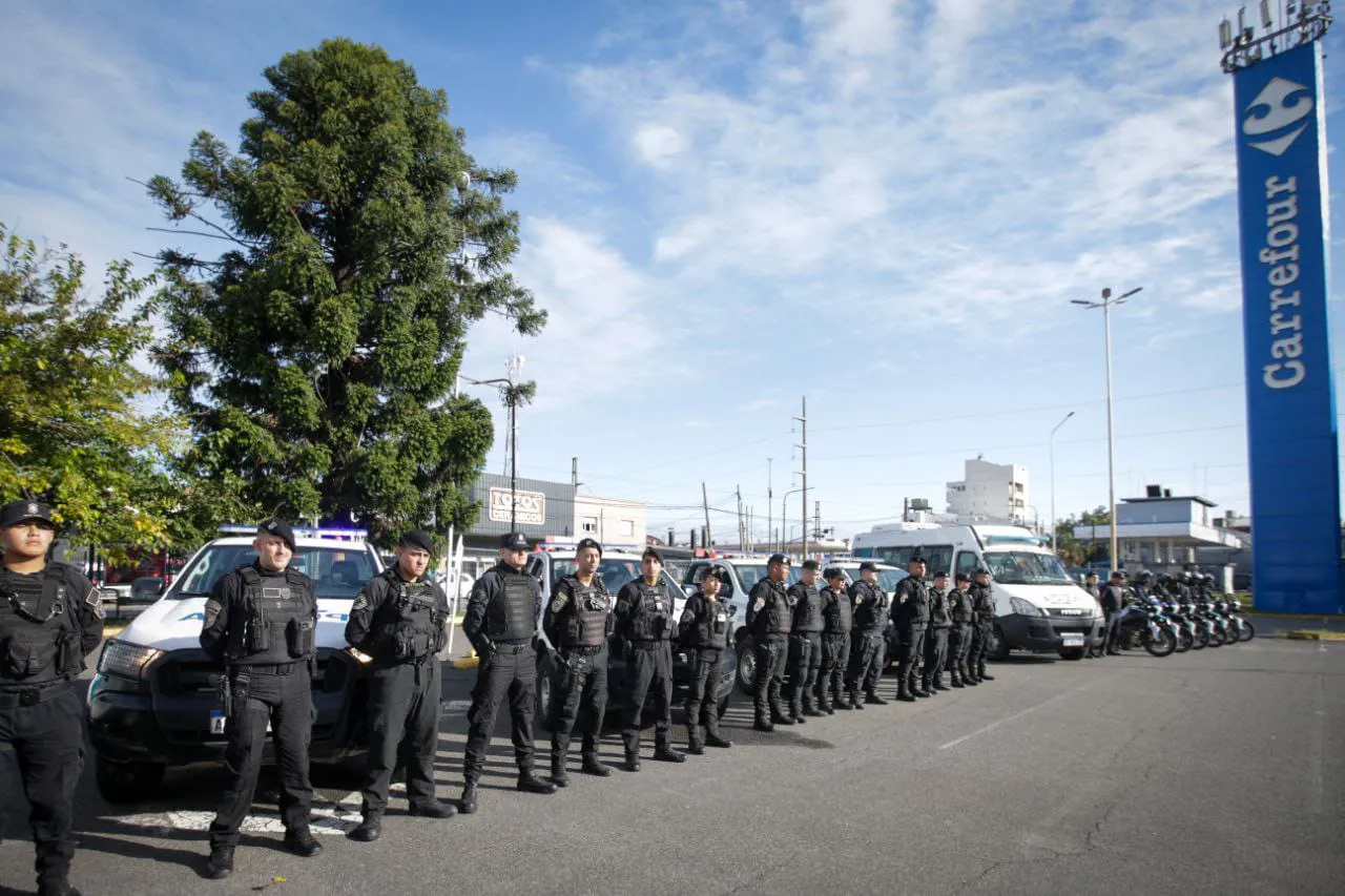 SE REALIZÓ UN MEGAOPERATIVO CONJUNTO DE SEGURIDAD DE LAS FUERZAS ESPECIALES UTOI Y EL MUNICIPIO EN QUILMES OESTE 3