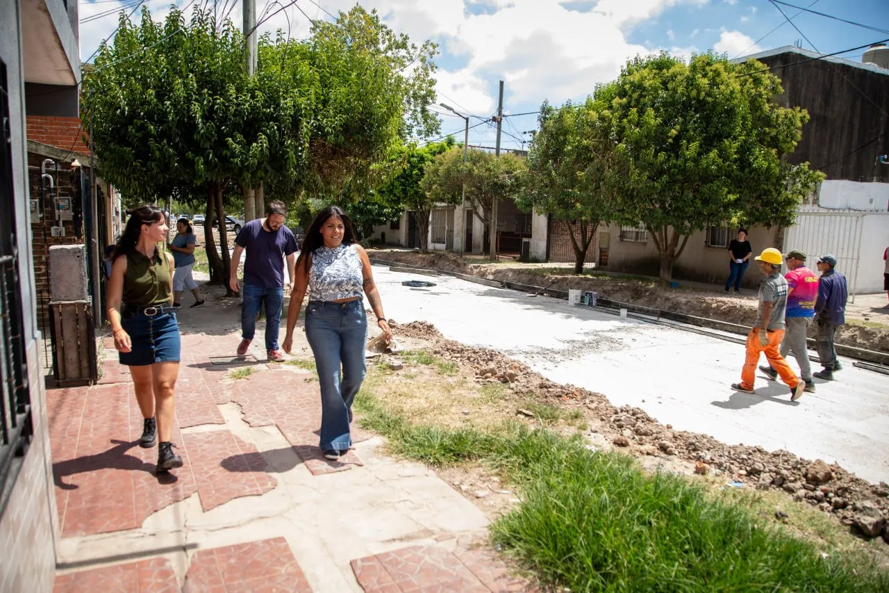 CONTINÚA LA CONSTRUCCIÓN DE 10 NUEVAS CUADRAS DE ASFALTO EN EL BARRIO LA PAZ DE QUILMES OESTE 3