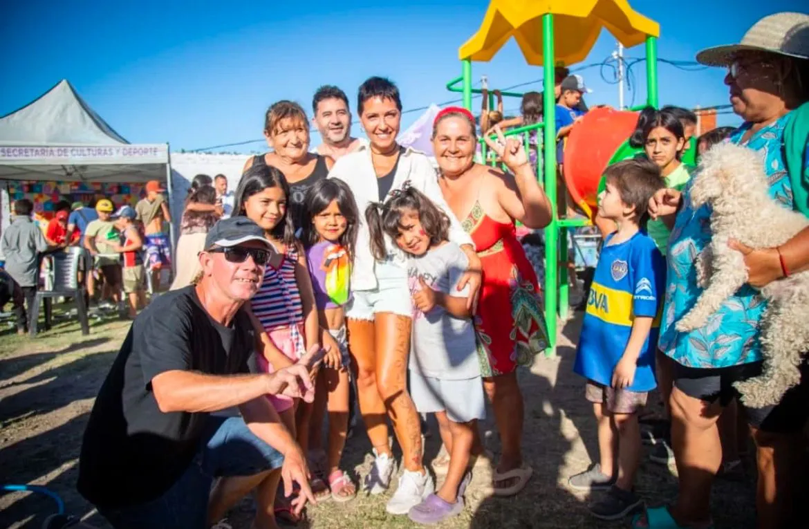 MAYRA SUPERVISÓ LA INSTALACIÓN DE JUEGOS NUEVOS EN LA PLAZOLETA PAPA FRANCISCO DE QUILMES OESTE (1)