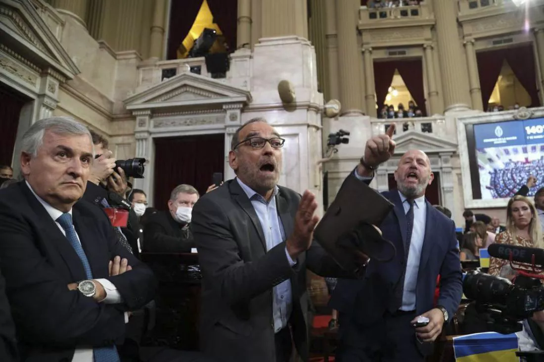 25111-el-pro-pego-un-portazo-en-medio-de-abucheos-a-alberto-fernandez-en-pleno-discurso-en-la-asamblea-legislativa-20220301220320