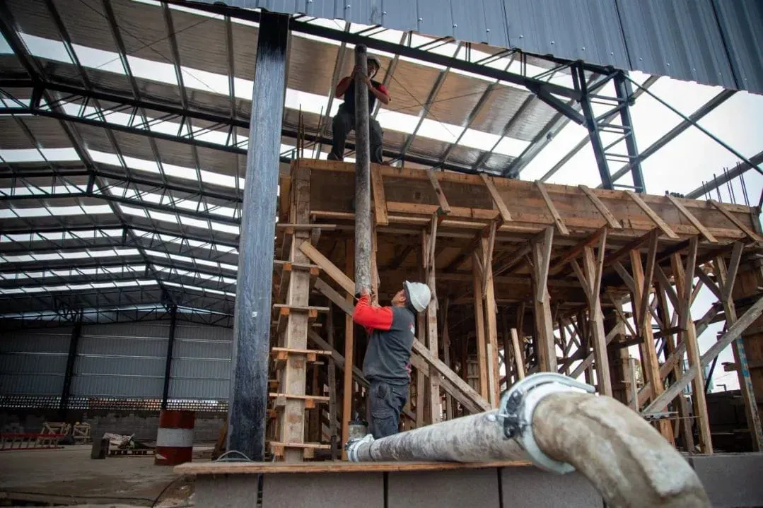 SIGUE AVANZANDO LA CONSTRUCCIÓN DEL POLIDEPORTIVO DEL BARRIO KOLYNOS EN QUILMES OESTE  (2)