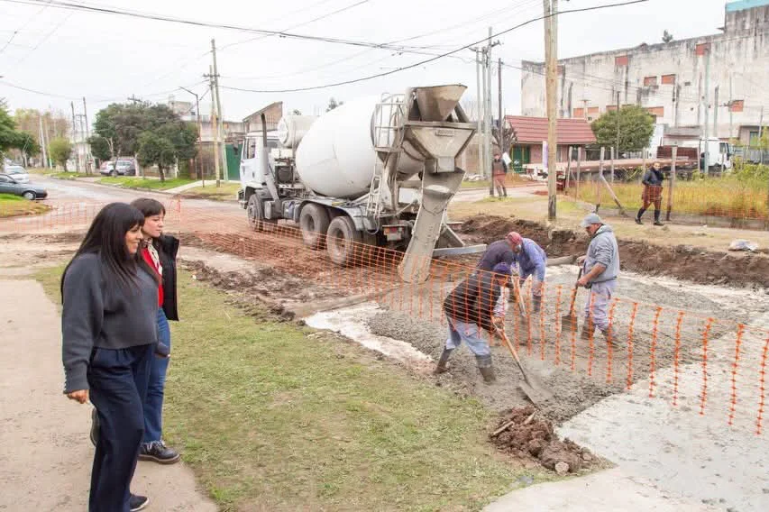 AVANZA LA ÚLTIMA ETAPA DE OBRAS PARA COMPLETAR LA PAVIMENTACIÓN TOTAL DEL BARRIO KOLYNOS DE QUILMES OESTE 1