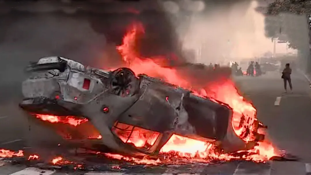 auto-incendiado-protesta-jubilados-1-1080x608