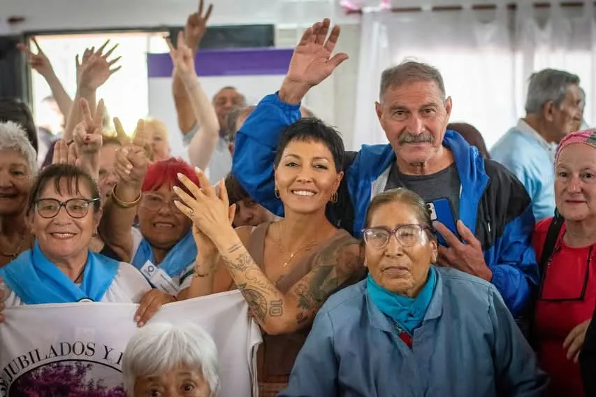 MAYRA SE REUNIÓ CON PERSONAS MAYORES EN EL CENTRO DE JUBILADOS “SANTA MARÍA” DE BERNAL OESTE 3