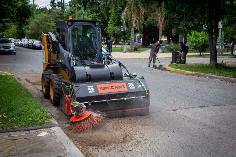 SE PUSIERON EN FUNCIONAMIENTO LAS NUEVAS BARREDORAS CON UN OPERATIVO INTEGRAL DE LIMPIEZA EN EL BARRIO LA COLONIA  (1)